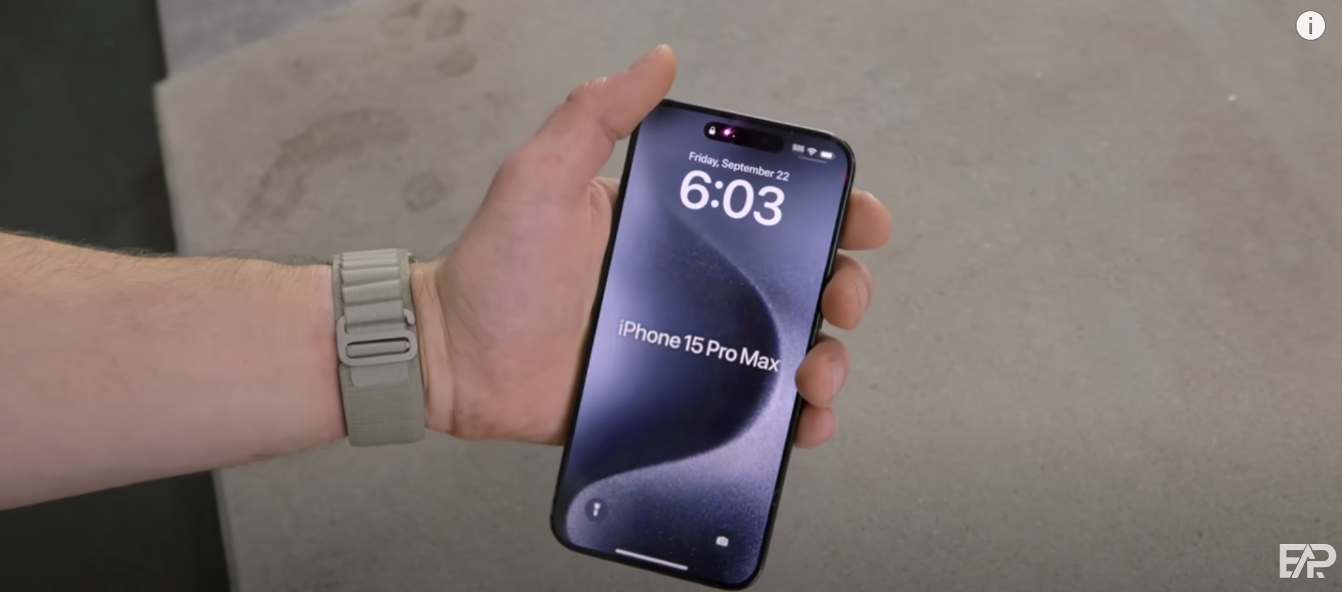Viền bezel cực mỏng kết hợp cùng thiết kế bo cong khiến không ít người dùng bị hút hồn ngay từ ánh nhìn đầu tiên